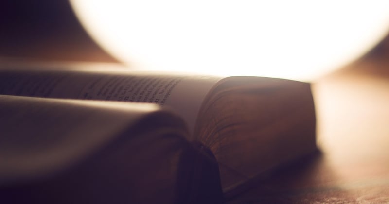 Applications chrétiennes pour étudier la Bible sur smartphone : le top